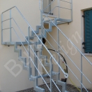 Stahltrepe mit Gelaender im Aussenbereich